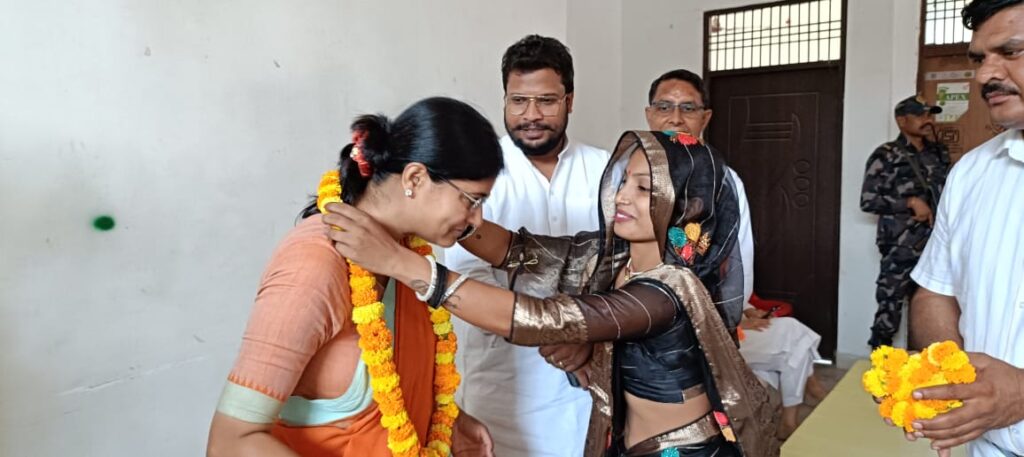 मिर्जापुर में विकास यात्रा जारी रखने के लिए श्रीमती अनुप्रिया पटेल ने अधिवक्ता समाज से मांगा सहयोग* चीफ़ ब्यूरो कमलेश पाण्डेय 8382048247 मिर्जापुर में विकास यात्रा जारी रखने के लिए श्रीमती अनुप्रिया पटेल ने अधिवक्ता समाज से मांगा सहयोग* चीफ़ ब्यूरो कमलेश पाण्डेय 8382048247
