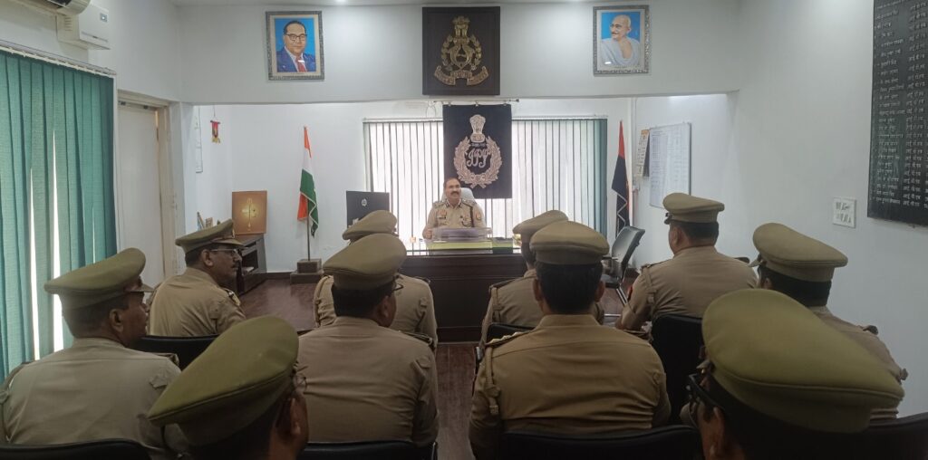 दिनांक-20.06.2024 पुलिस उपमहानिरीक्षक विन्ध्याचल परिक्षेत्र मीरजापुर “आर0पी0 सिंह” द्वारा जनपद सोनभद्र व भदोही के अपराध शाखा, विवेचना सेल में नियुक्त समस्त विवेचकों के साथ बैठक कर लम्बित विवेचनाओं की समीक्षा की गयी- विवेचकों को विवेचनाओं को समयावद्ध गुणवत्तापूर्ण निस्तारण करने के दिये गये निर्देश- चीफ़ ब्यूरो कमलेश पाण्डेय 8382048247 दिनांक-20.06.2024 पुलिस उपमहानिरीक्षक विन्ध्याचल परिक्षेत्र मीरजापुर “आर0पी0 सिंह” द्वारा जनपद सोनभद्र व भदोही के अपराध शाखा, विवेचना सेल में नियुक्त समस्त विवेचकों के साथ बैठक कर लम्बित विवेचनाओं की समीक्षा की गयी- विवेचकों को विवेचनाओं को समयावद्ध गुणवत्तापूर्ण निस्तारण करने के दिये गये निर्देश- चीफ़ ब्यूरो कमलेश पाण्डेय 8382048247