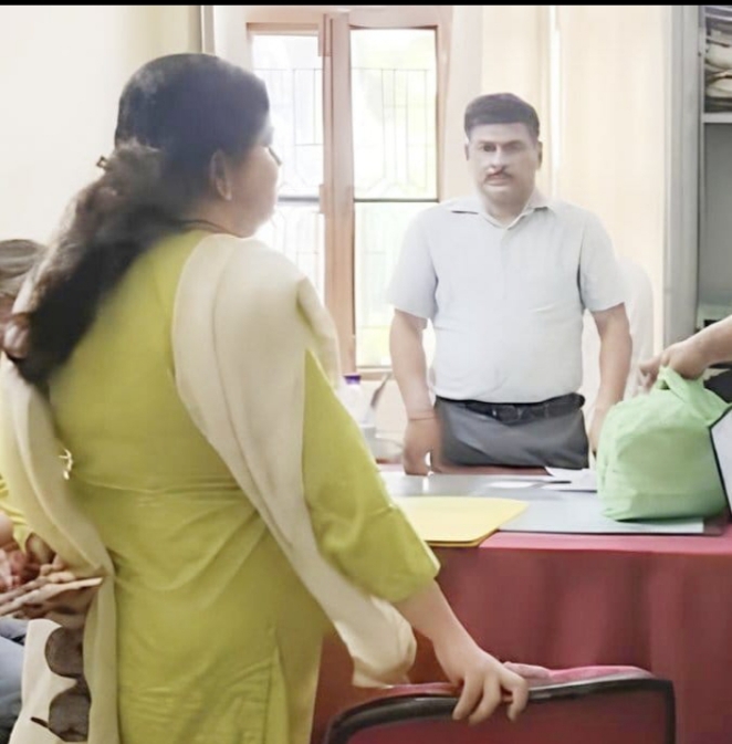 75K क़ी रिश्वत लेते रंगे हाथ पकड़ा गया GST का असिस्टेंट कमिश्नर.. रेस्टोरेंट स्वामी क़ी शिकायत पर एंटी करप्शन टीम ने क़ी कार्यवाही चीफ़ ब्यूरो कमलेश पाण्डेय 8382048247 75K क़ी रिश्वत लेते रंगे हाथ पकड़ा गया GST का असिस्टेंट कमिश्नर.. रेस्टोरेंट स्वामी क़ी शिकायत पर एंटी करप्शन टीम ने क़ी कार्यवाही चीफ़ ब्यूरो कमलेश पाण्डेय 8382048247