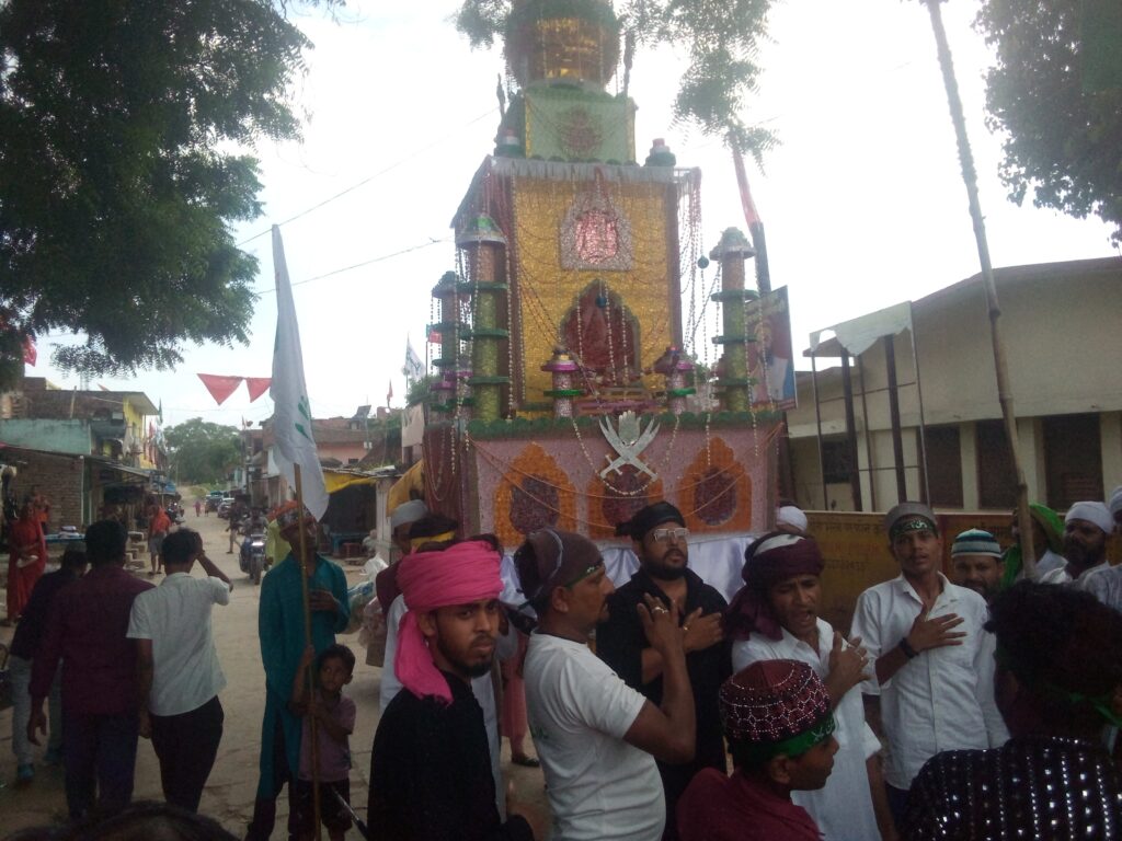 चाक चौबंद सुरक्षा व्यवस्था के बीच निकला दसवीं मुहर्रम का जुलूस,कर्बला में ताजियों को किया गया दफन चाक चौबंद सुरक्षा व्यवस्था के बीच निकला दसवीं मुहर्रम का जुलूस,कर्बला में ताजियों को किया गया दफन