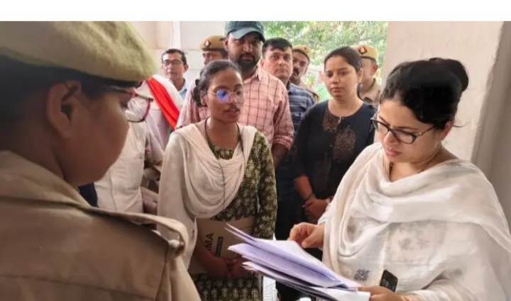 मिरजापुर जनता दर्शन में प्राप्त शिकायतो को गम्भीरता से लेते हुये समस्या का कराया जाए समाधान -जिलाधिकारी मिरजापुर जनता दर्शन में प्राप्त शिकायतो को गम्भीरता से लेते हुये समस्या का कराया जाए समाधान -जिलाधिकारी