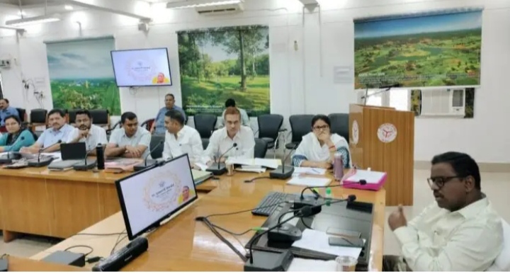 सोनभद्र भदोही और मिर्जापुर के डीएम के साथ कमिश्नर मुथूकुमार स्वामी बी कर रहे हैं आवश्यक बैठक सोनभद्र भदोही और मिर्जापुर के डीएम के साथ कमिश्नर मुथूकुमार स्वामी बी कर रहे हैं आवश्यक बैठक