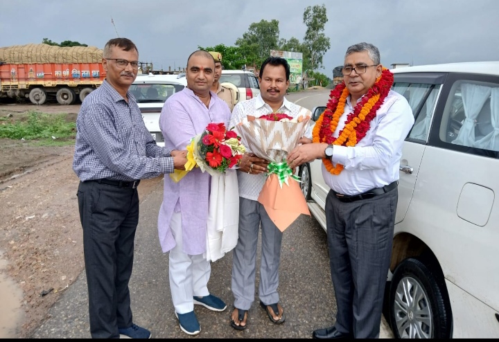 जनपद मे आगमन पर कुलपति का प्रबंधको ने किया भव्य स्वागत जनपद मे आगमन पर कुलपति का प्रबंधको ने किया भव्य स्वागत