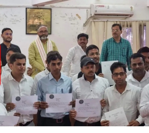 सोनभद 85 लेखपालों को कलेक्ट्रेट में राज्य मंत्री व विधायक ने बाटा नियुक्ति पत्र सोनभद 85 लेखपालों को कलेक्ट्रेट में राज्य मंत्री व विधायक ने बाटा नियुक्ति पत्र