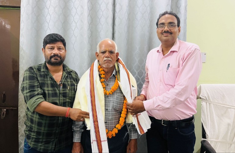सेवानिवृत कर्मचारी का गंगापुर परिसर परिवार ने किया सम्मान।
