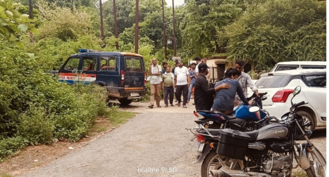 सोनभद्र: घर से किसी बात से नाराज युवती पहले स्कूटी खड़ा की, फिर मां को मैसेज कर,रेलवे ब्रिज सेओबरा डैम के गहरे पानी में चलांग लगा दी, तलाश में जुटी पुलिस सोनभद्र: घर से किसी बात से नाराज युवती पहले स्कूटी खड़ा की, फिर मां को मैसेज कर,रेलवे ब्रिज सेओबरा डैम के गहरे पानी में चलांग लगा दी, तलाश में जुटी पुलिस