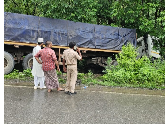 सोनभद्र तेज रफ्तार ट्रेलर की चपेट में आए बाइक सवार, दो युवकों की मौत सोनभद्र तेज रफ्तार ट्रेलर की चपेट में आए बाइक सवार, दो युवकों की मौत