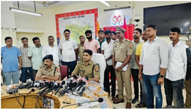 _एसओजी/सर्विलांस व थाना रॉबर्ट्सगंज पुलिस को मिली बड़ी सफलता, थाना रॉबर्ट्सगंज अन्तर्गत कारोबारी व उनकी पत्नी (डबल मर्डर) के हत्या का किया सफल अनावरण, पुलिस मुठभेड़ के उपरान्त हत्या के मास्टर माइन्ड आरोपी सहित 03 अभियुक्त गिरफ्तार_ _एसओजी/सर्विलांस व थाना रॉबर्ट्सगंज पुलिस को मिली बड़ी सफलता, थाना रॉबर्ट्सगंज अन्तर्गत कारोबारी व उनकी पत्नी (डबल मर्डर) के हत्या का किया सफल अनावरण, पुलिस मुठभेड़ के उपरान्त हत्या के मास्टर माइन्ड आरोपी सहित 03 अभियुक्त गिरफ्तार_