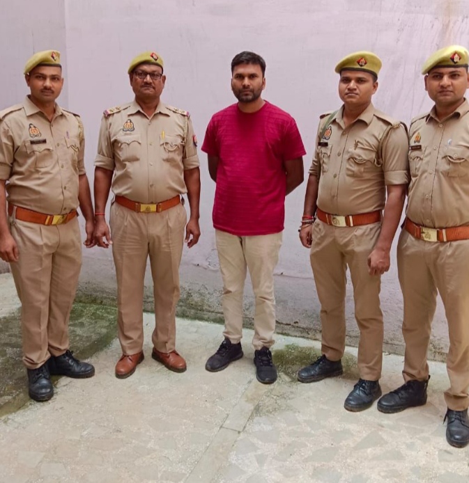 छात्रा से बलात्कार करने वाला शिक्षक गिरफ़्तार छात्रा से बलात्कार करने वाला शिक्षक गिरफ़्तार