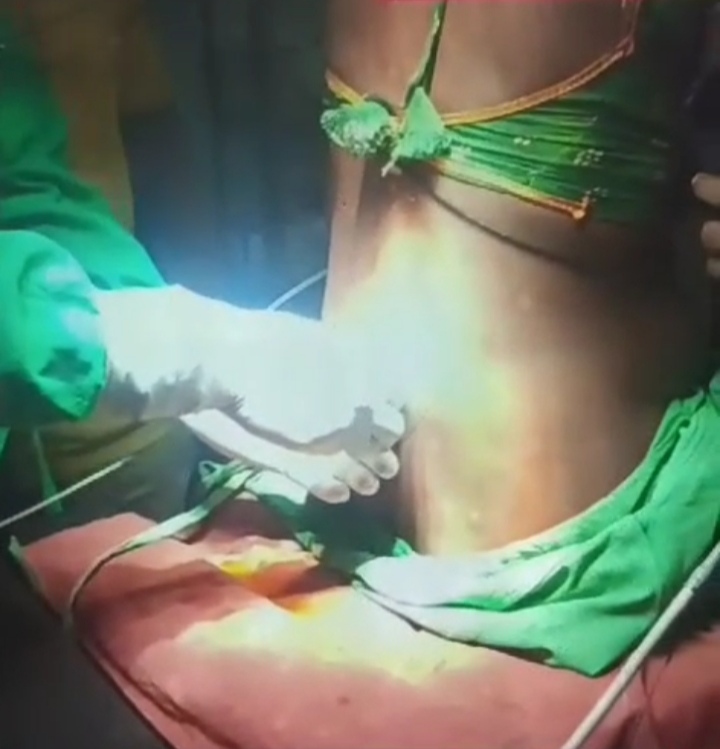 मीरजापुर। गजब विडंबना है जहां एक ओर सरकार अच्छे डॉक्टर की तैनाती कर मरीज को बेहतर सेवा देने का वादा कर रही है। वहीं दूसरी ओर जिले के एक प्राइवेट चिकित्सालय में एक झोलाछा बिना डिग्री के डॉक्टर के द्वारा महिला को डिलीवरी के दौरान रीढ़ की हड्डी में बेहोशी का इंजेक्शन लगाया रहा है। मीरजापुर। गजब विडंबना है जहां एक ओर सरकार अच्छे डॉक्टर की तैनाती कर मरीज को बेहतर सेवा देने का वादा कर रही है। वहीं दूसरी ओर जिले के एक प्राइवेट चिकित्सालय में एक झोलाछा बिना डिग्री के डॉक्टर के द्वारा महिला को डिलीवरी के दौरान रीढ़ की हड्डी में बेहोशी का इंजेक्शन लगाया रहा है।