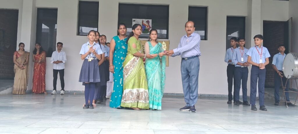 रूट्स इंटरनेशनल स्कूल में मनाया गया शिक्षक दिवस रूट्स इंटरनेशनल स्कूल में मनाया गया शिक्षक दिवस