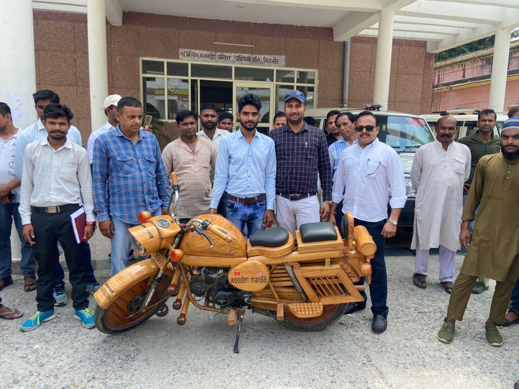 चांदपुर के युवक ने बना डाली लकड़ी की बुलेट बाइक