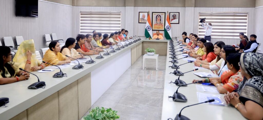 लखनऊ: मुख्यमंत्री योगी आदित्यनाथ ने शारदीय नवरात्र, दशहरा, दीपावली आदि पर्व और त्योहारों के दृष्टिगत प्रदेश की सड़कों को गड्ढामुक्त बनाने के लिए जारी विशेष अभियान 10 अक्टूबर तक सम्पन्न करने के निर्देश दिए हैं।