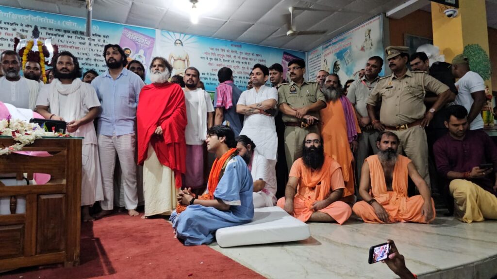 बागेश्वरधाम के धीरेंद्र कृष्ण शास्त्री ने स्वामी अड़गड़ानन्द से लिए आशीर्वाद बागेश्वरधाम के धीरेंद्र कृष्ण शास्त्री ने स्वामी अड़गड़ानन्द से लिए आशीर्वाद