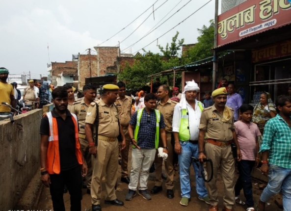 सर्विस रोड पर किये गए अतिक्रमण कर्मियों पर चला बुलडोजर