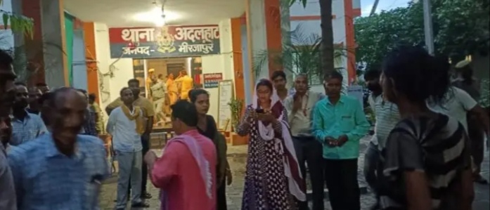 मिर्जापुर में किन्नरों ने अर्धनग्न होकर किया थाने के बाहर प्रदर्शन मिर्जापुर में किन्नरों ने अर्धनग्न होकर किया थाने के बाहर प्रदर्शन