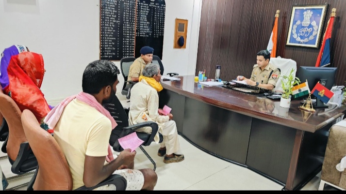 पुलिस अधीक्षक, सोनभद्र द्वारा प्रतिदिन की भांति जनता दर्शन में आए फरियादियों की सुनी गई समस्याएं पुलिस अधीक्षक, सोनभद्र द्वारा प्रतिदिन की भांति जनता दर्शन में आए फरियादियों की सुनी गई समस्याएं