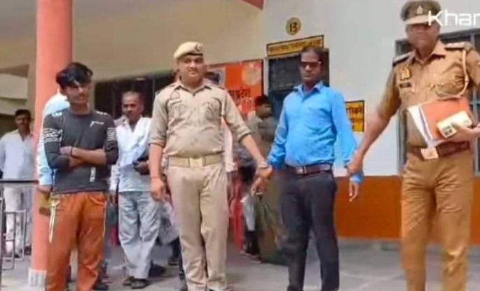 हरदोई हरदोई तहसील दिवस में अवैध धन उगाही करते हुए एक फर्जी लेखपाल पकड़ा गया है । हरदोई हरदोई तहसील दिवस में अवैध धन उगाही करते हुए एक फर्जी लेखपाल पकड़ा गया है ।
