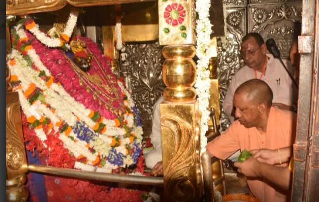 मुख्यमंत्री ने विंध्यवासिनी देवी में पूजा कर प्रदेश वासियों के सुख और संपन्नता की कामना की मुख्यमंत्री ने विंध्यवासिनी देवी में पूजा कर प्रदेश वासियों के सुख और संपन्नता की कामना की