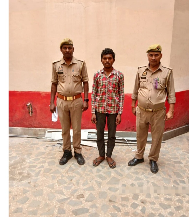 रॉबर्ट्सगंज पुलिस द्वारा दुष्कर्म व पॉस्को एक्ट से सम्बन्धित प्रकरण में 01 नफर वांछित अभियुक्त को किया गया गिरफ्तार रॉबर्ट्सगंज पुलिस द्वारा दुष्कर्म व पॉस्को एक्ट से सम्बन्धित प्रकरण में 01 नफर वांछित अभियुक्त को किया गया गिरफ्तार