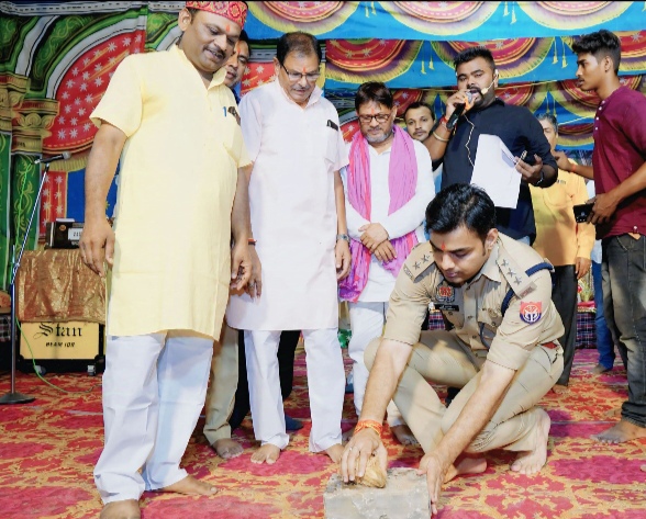 _क्षेत्राधिकारी हर्ष पांडे ने रामलीला का फीता काट कर किया उद्घाटन_ _क्षेत्राधिकारी हर्ष पांडे ने रामलीला का फीता काट कर किया उद्घाटन_