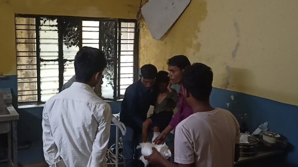 _सोनभद्र जोरुखाड़ गांव में तेज रफ्तार पिकअप के धक्के से एक मासूम बालक हुआ घायल,अस्पताल में इलाज जारी_ _सोनभद्र जोरुखाड़ गांव में तेज रफ्तार पिकअप के धक्के से एक मासूम बालक हुआ घायल,अस्पताल में इलाज जारी_