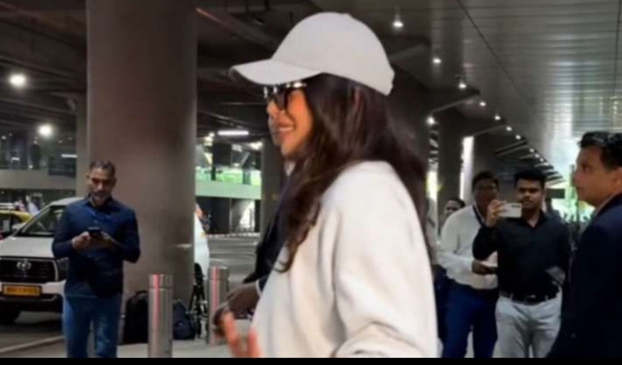 _मुंबई में एक इवेंट के लिए पहुंचीं प्रियंका चोपड़ा, एयरपोर्ट पर हुईं स्पॉट_
