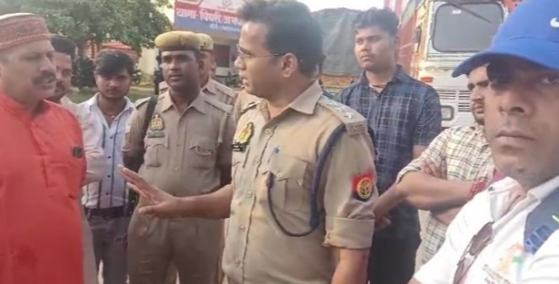_सोनभद्र गौ मांस के साथ रंगेहाथ लोगो ने दो लोगो को पकड़ा किया पुलिस के हवाले_ _सोनभद्र गौ मांस के साथ रंगेहाथ लोगो ने दो लोगो को पकड़ा किया पुलिस के हवाले_