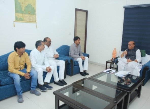 _जनपद में सैनिक स्कूल की मांग को लेकर केंद्रीय रक्षा मंत्री से मिले पूर्व जिला पंचायत अध्यक्ष अनिल यादव_