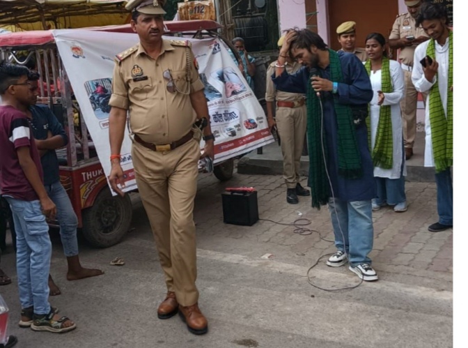 सोनभद्र नुक्कड़ नाटक के द्वारा “ पहल कीजिए, 112 कॉल कीजिए” लोगों को समझाया सोनभद्र नुक्कड़ नाटक के द्वारा “ पहल कीजिए, 112 कॉल कीजिए” लोगों को समझाया