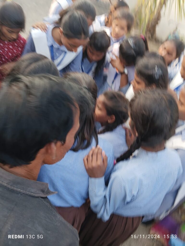सोनभद्र -कक्षा 11 का छात्र छात्राओं का बनाता था अश्लील वीडियो देखता था फोटो सोनभद्र -कक्षा 11 का छात्र छात्राओं का बनाता था अश्लील वीडियो देखता था फोटो