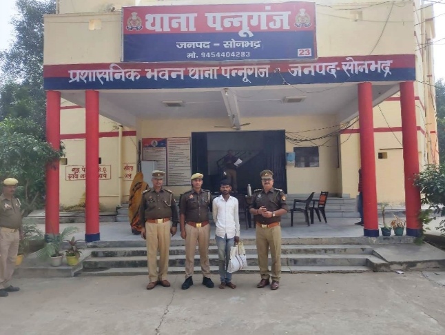 _पन्नूगंज पुलिस द्वारा 01 नफर अभियुक्त के कब्जे से कुल 03 किलो गांजा बरामद कर गिरफ्तार किया गया_