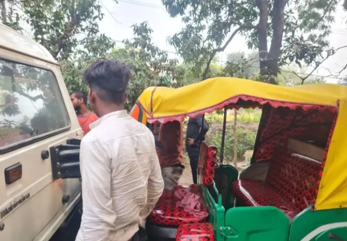 _टेंपो चला रहे वाहन चालक ने सामने खड़ी बोलेरो पर पीछे से मारी टक्कर_