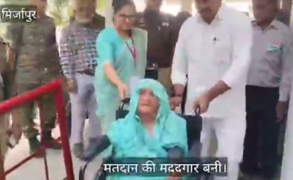 _मिर्जापुर उपचुनाव की वोटिंग, जिला निर्वाचन अधिकारी ने 96 साल की बृद्धा से पूछा माता जी कितने साल की हैं, कराया मतदान_