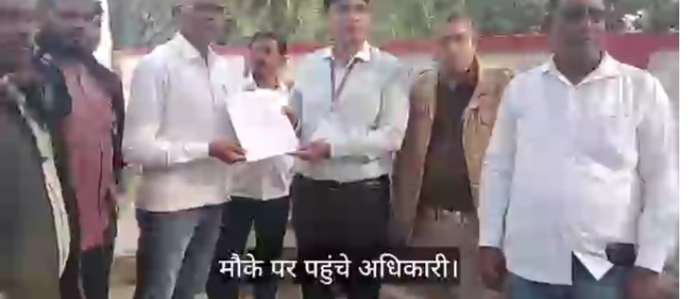 _मिर्जापुर मझवां उपचुनाव मतदान अपडेट, पड़रा हनुमान ईलाके में मतदान के बहिष्कार की सूचना पर पहुंचे अधिकारियों ने जनता को समझाया, वोटिंग शुरू_ _मिर्जापुर मझवां उपचुनाव मतदान अपडेट, पड़रा हनुमान ईलाके में मतदान के बहिष्कार की सूचना पर पहुंचे अधिकारियों ने जनता को समझाया, वोटिंग शुरू_