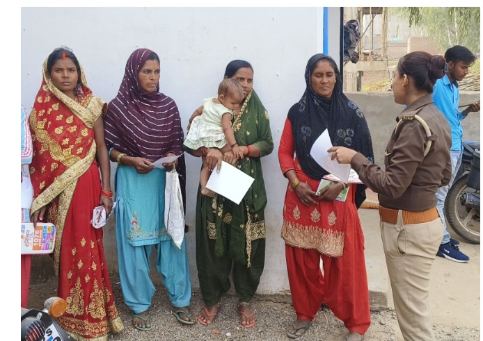 _जनपद सोनभद्र की समस्त थानों की महिला पुलिसकर्मियों व एन्टीरोमियो टीम द्वारा “मिशन शक्ति फेज-05” अभियान के तहत महिलाओं/बलिकाओं को किया जा रहा जागरूक_