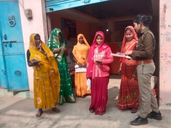 _जनपद सोनभद्र की समस्त थानों की महिला पुलिसकर्मियों व एन्टीरोमियो टीम द्वारा “मिशन शक्ति फेज-05” अभियान के तहत महिलाओं/बलिकाओं को किया जा रहा जागरूक_