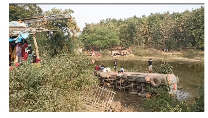 _झारोखुर्द रेलवे गेट के पास टैंकर ट्रक अनियंत्रित होकर पानी से भरे गड्ढे में कूदी, 12 घण्टे से केबिन में फंसा रहा चालक_ _झारोखुर्द रेलवे गेट के पास टैंकर ट्रक अनियंत्रित होकर पानी से भरे गड्ढे में कूदी, 12 घण्टे से केबिन में फंसा रहा चालक_