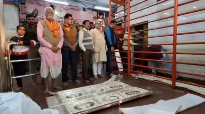 _श्रद्धालू ने मां विंध्यवासिनी धाम में 76 किलो दान किया चांदी का दरवाजा_ _श्रद्धालू ने मां विंध्यवासिनी धाम में 76 किलो दान किया चांदी का दरवाजा_