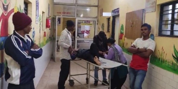 _ठेमा पुल से कूदी युवती , स्थानीय युवक के बहादुरी से बची जान_