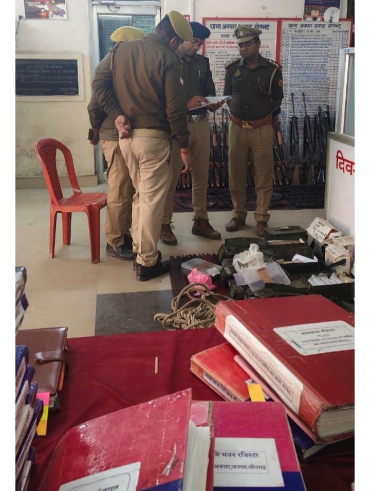 _पिपरी श्री अमित कुमार द्वारा थाना अनपरा का निरीक्षण किया गया_ _पिपरी श्री अमित कुमार द्वारा थाना अनपरा का निरीक्षण किया गया_