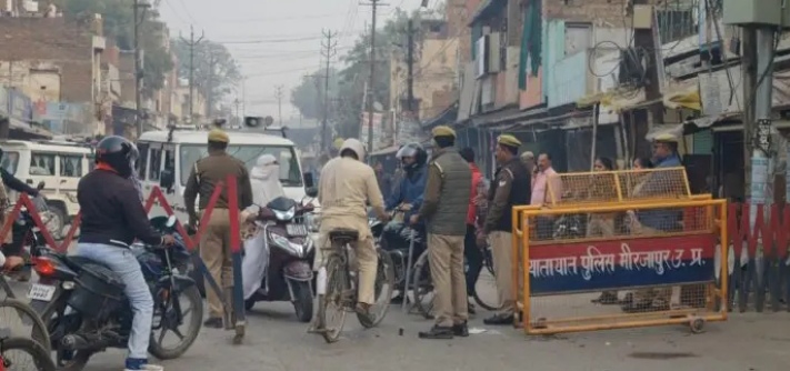 _मिर्जापुर में सीज किए गए 37 ट्रैकों में से 17 ट्रक गायब ,दो पुलिस कर्मचारी निलंबित_ _मिर्जापुर में सीज किए गए 37 ट्रैकों में से 17 ट्रक गायब ,दो पुलिस कर्मचारी निलंबित_