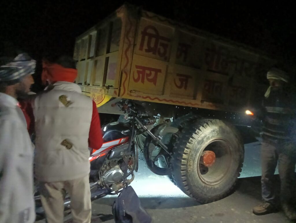 सोनभद्र -*तेज रफ्तार बाईक सवार ट्रैक्टर ट्राली में घुसा पति पत्नी की मौत* सोनभद्र -*तेज रफ्तार बाईक सवार ट्रैक्टर ट्राली में घुसा पति पत्नी की मौत*