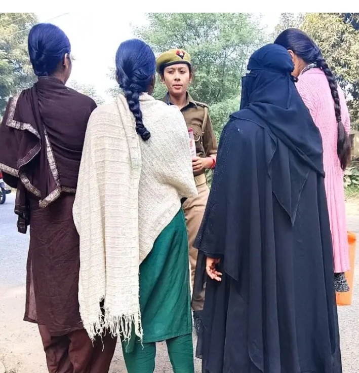 _मिर्जापुर में एंटी रोमियो टीम महिलाओं एवं बालिकाओं को कर रही है जागरूक_ _मिर्जापुर में एंटी रोमियो टीम महिलाओं एवं बालिकाओं को कर रही है जागरूक_
