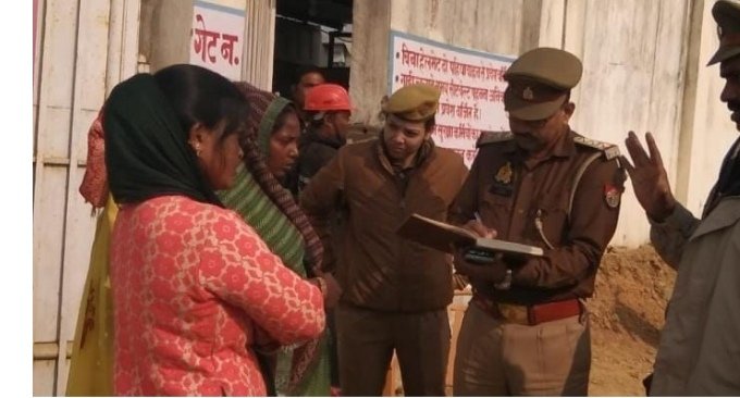 _सोनभद्र:वादा खिलाफी का आरोप लगाकर महिलाओं ने निर्माणाधीन सीमेंट कंपनी गेट दिया धरना , गेट से घंटो कर्मचारियों का आने जाने रहा बंद_ _सोनभद्र:वादा खिलाफी का आरोप लगाकर महिलाओं ने निर्माणाधीन सीमेंट कंपनी गेट दिया धरना , गेट से घंटो कर्मचारियों का आने जाने रहा बंद_