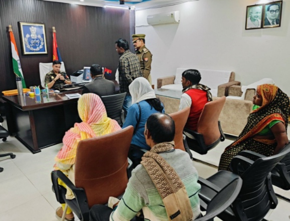_पुलिस अधीक्षक, सोनभद्र द्वारा प्रतिदिन की भांति जनता दर्शन में आए फरियादियों की सुनी गई समस्याएं_ _पुलिस अधीक्षक, सोनभद्र द्वारा प्रतिदिन की भांति जनता दर्शन में आए फरियादियों की सुनी गई समस्याएं_