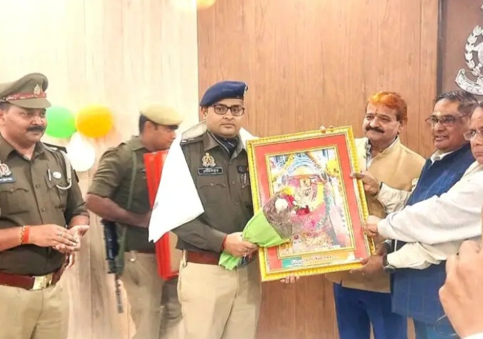 _मुनीम ही निकला पेट्रोल पंप लूट कांड का मास्टरमाइंड, एसपी मिर्जापुर हुए सम्मानित_