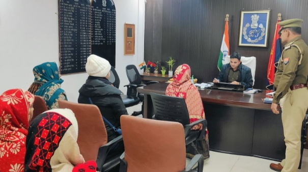 _पुलिस अधीक्षक, सोनभद्र द्वारा प्रतिदिन की भांति जनता दर्शन में आए फरियादियों की सुनी गई समस्याएं_ _पुलिस अधीक्षक, सोनभद्र द्वारा प्रतिदिन की भांति जनता दर्शन में आए फरियादियों की सुनी गई समस्याएं_