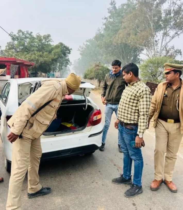 _मिर्जापुर के बॉर्डर से घुसते ही पुलिस ने जांच के लिए लगा दिए बैरियर_ _मिर्जापुर के बॉर्डर से घुसते ही पुलिस ने जांच के लिए लगा दिए बैरियर_