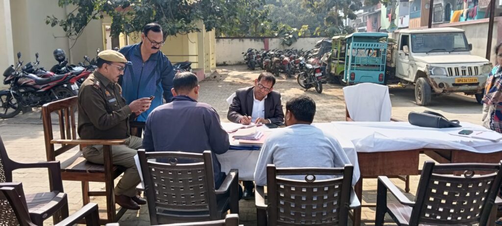 मिर्जापुर आज दिनांक 11 जनवरी 2025 को उप जिलाधिकारी सदर गुलाब चंद्र ” द्वारा थाना समाधान दिवस पर शहर कोतवाली में फरियादियों की समस्याओं को सुना गया । मिर्जापुर आज दिनांक 11 जनवरी 2025 को उप जिलाधिकारी सदर गुलाब चंद्र ” द्वारा थाना समाधान दिवस पर शहर कोतवाली में फरियादियों की समस्याओं को सुना गया ।